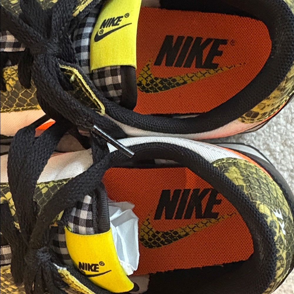 Women’s Nike Daybreak QS Sneaker in Dynamic Yellow  RARE 7 EUC - Picture 7 of 7